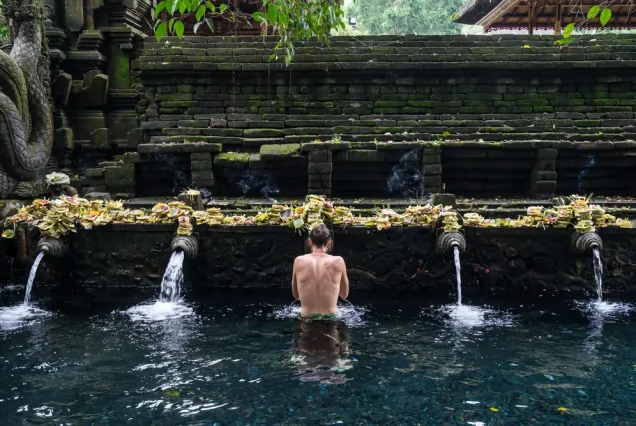 Melukat at Tirta Empul